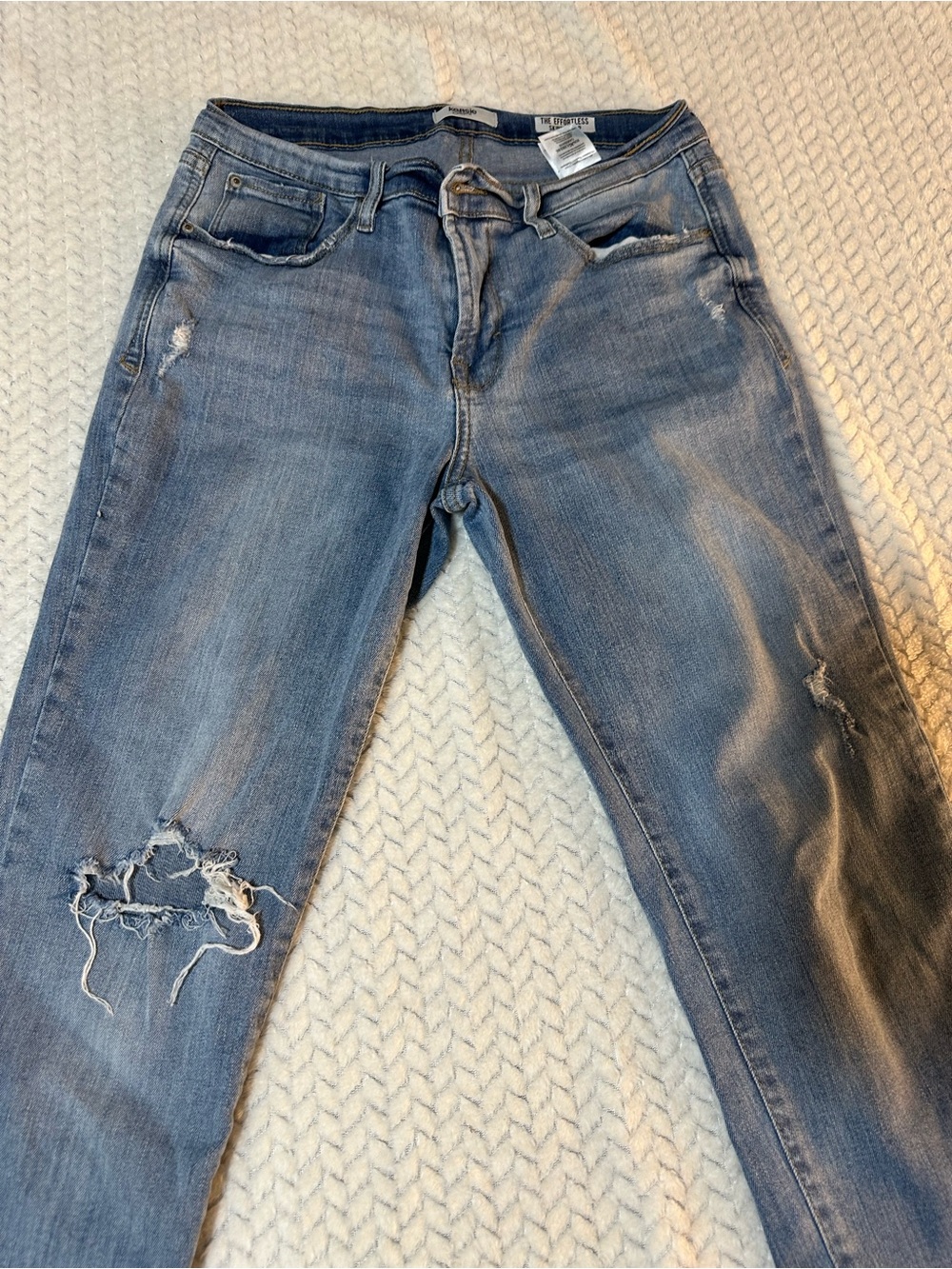 Kensie 99% Cotton Light Wash Effortless Skinny Crop Fray Hem Ankle Jeans - 8/29